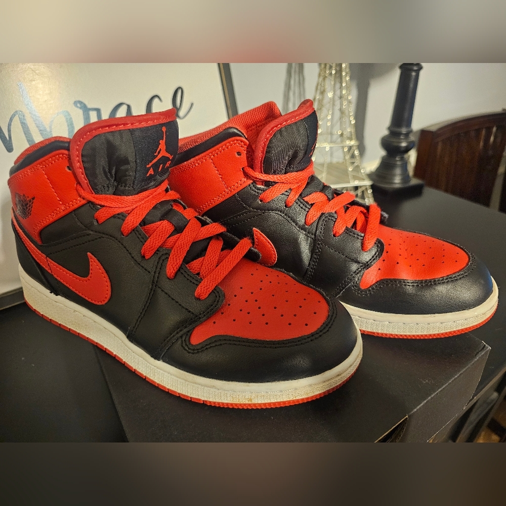 Nike Air Jordan 1 Mid GS Banned Size 7Y / Womens Size 8.5 Black Red 554725-074